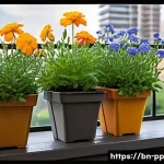 Home 19 도시 환경에서의 야생화 생장 촉진 방법 - A vibrant urban balcony garden scene featuring wildflowers such as snowflakes, marigolds, and bell f...